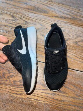 NIKE black velcro close euro 35/(US 3) kids shoe/size euro 35